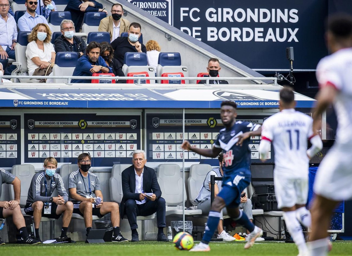 Vladimir Petkovic, l'entraineur des Girondins de Bordeaux, parle avec son assistant Antonio Manicone lors de la rencontre de Ligue 1 du championnat de France de football entre le FC Girondins de  ...
