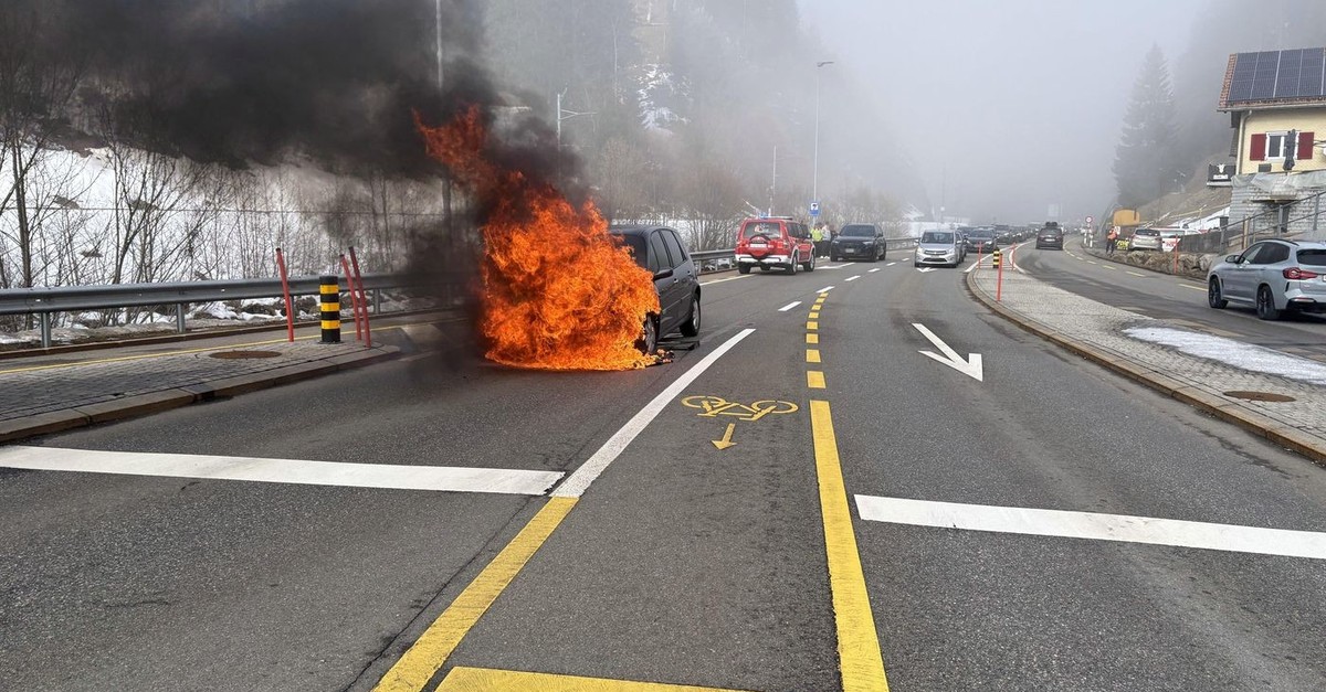 auto-brennt-in-einsiedeln-vor-ampel-aus