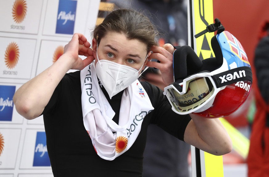 Norway&#039;s Mari Leinan Lund puts on her protective face mask after her run during the women&#039;s individual Gundersen HS106/5km Nordic Combined competition round at the FIS Nordic World Ski Champ ...