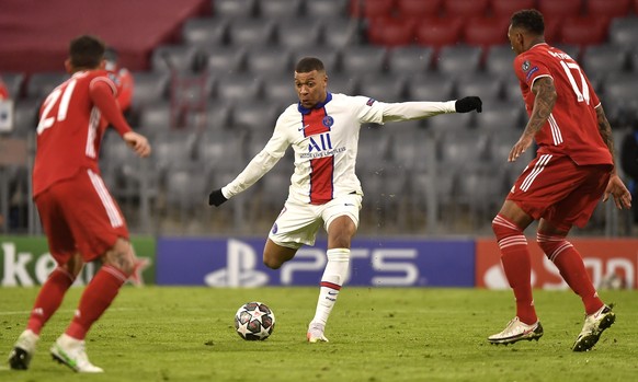 epaselect epa09121322 PSG&#039;s Kylian Mbappe (C) on the way to score his team&#039;s third goal during the UEFA Champions League quarterfinal, 1st leg soccer match between FC Bayern Muenchen and Par ...