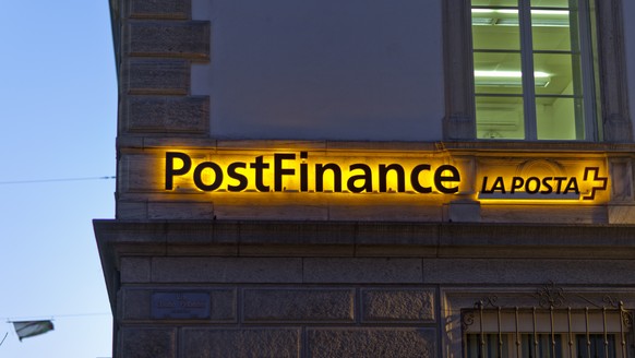 ARCHIV --- ZUR EINREIHUNG DER POSTFINANCE IN KATEGORIE 2 IM US-PROGRAMM STELLEN WIR IHNEN FOLGENDES BILD ZUR VERFUEGUNG --- Das Logo der Postfinance an einem Gebaeude in Bellinzona, aufgenommen am 6.  ...