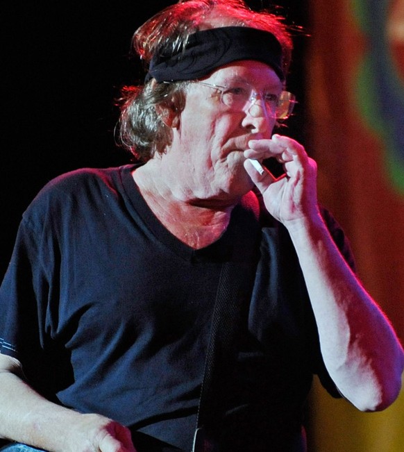 Paul Kantner, hier bei einer Zigarette in einer Konzertpause im Jahr 2009, starb im Alter von 74 Jahren.