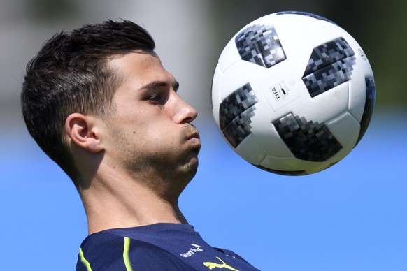 epa06820230 Switzerland&#039;s midfielder Remo Freuler controls the ball during a training session of the Switzerland&#039;s national soccer team at the Torpedo Stadium, in Togliatti (Tolyatti), Russi ...