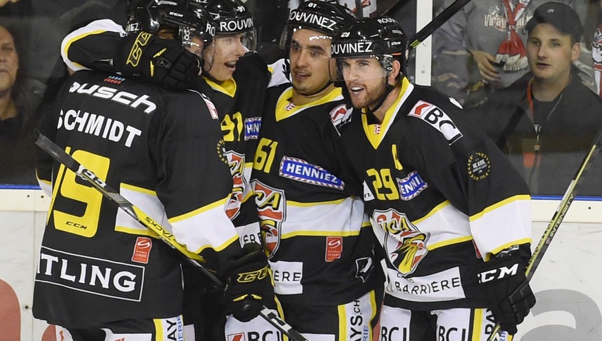 Die Jurassier jubeln nach einem Tor im Eishockey Sechzehntelfinal Cupspiel zwischen dem HC Ajoie und dem HC Lausanne in der Eishalle P. Voyeboeuf in Porrentruy, am Mittwoch, 28. September 2016. 
(KEYS ...