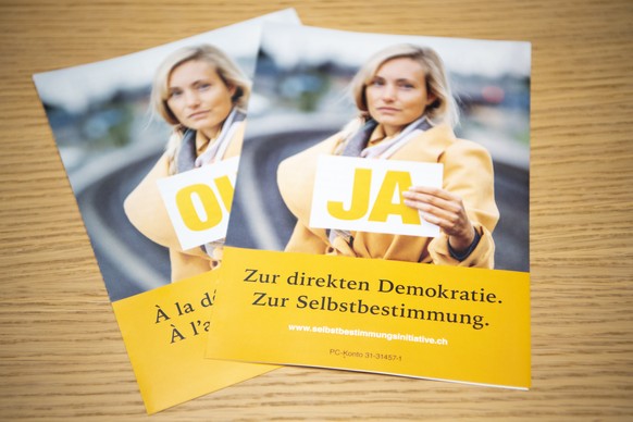 Prospekte fotografiert waehrend einer Medienkonferenz des Komitees &quot;Ja zur Selbstbestimmung&quot;, am Dienstag, 2. Oktober 2018 in Bern. (KEYSTONE/Anthony Anex)