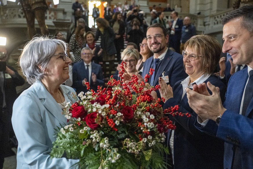 Die neu gewaehlte Bundesraetin Elisabeth Baume-Schneider SP-JU, wird vom Jurassischen Regierungsrat empfangen und applaudiert, nach der Ersatzwahl in den Bundesrat durch die Vereinigte Bundesversammlu ...