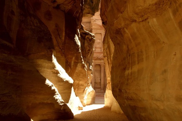 &lt;p&gt;Der schmale Durchgang &lt;em&gt;(Siq)&lt;/em&gt;, der nach Petra, Jordanien, führt.&lt;/p&gt;