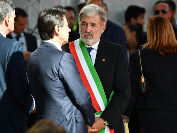 Premierminister Giuseppe Conte (links) und der Genoveser Bürgermeister Marco Bucci (rechts) an der Gedenkfeier ein Jahr nach dem Brückeneinsturz.