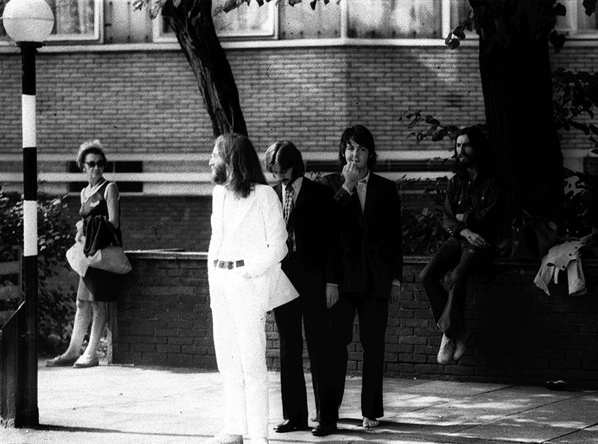 1969: THE BEATLES PHOTOGRAPHED DURING THE SHOOTING OF THE FAMOUS ABBEY ROAD ALBUM SLEEVE. THE BEATLES N - PUBLICATIONxINxGERxSUIxAUTxONLY