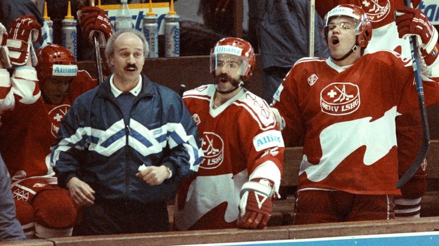 Trainer Simon Schenk und die Spieler der Schweizer Eishockey-Nationalmannschaft jubeln nach dem 4 zu 1 Sieg gegen Frankreich, aufgenommen am 8. April 1990 in Megeve bei der Eishockey-B-Weltmeisterscha ...