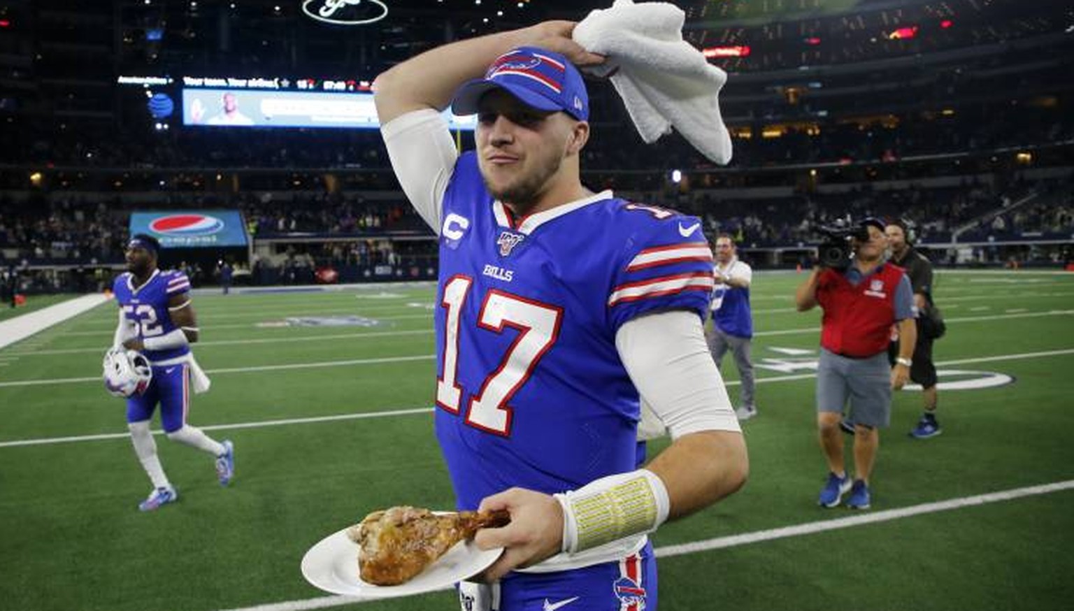 Bills-Quarterback Josh Allen hat sich die Truthahn-Keule redlich verdient.