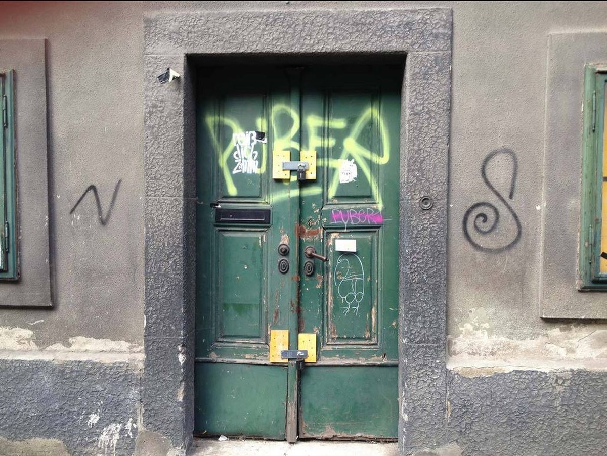 Verschmierte Haustür in Wien