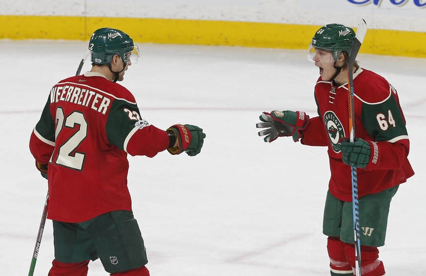 Minnesota Wild&#039;s Mikael Granlund, right, of Finland, celebrates the go-ahead goal by Nino Niederreiter, left, of Switzerland off Arizona Coyotes goalie Louis Domingue during the third period of a ...