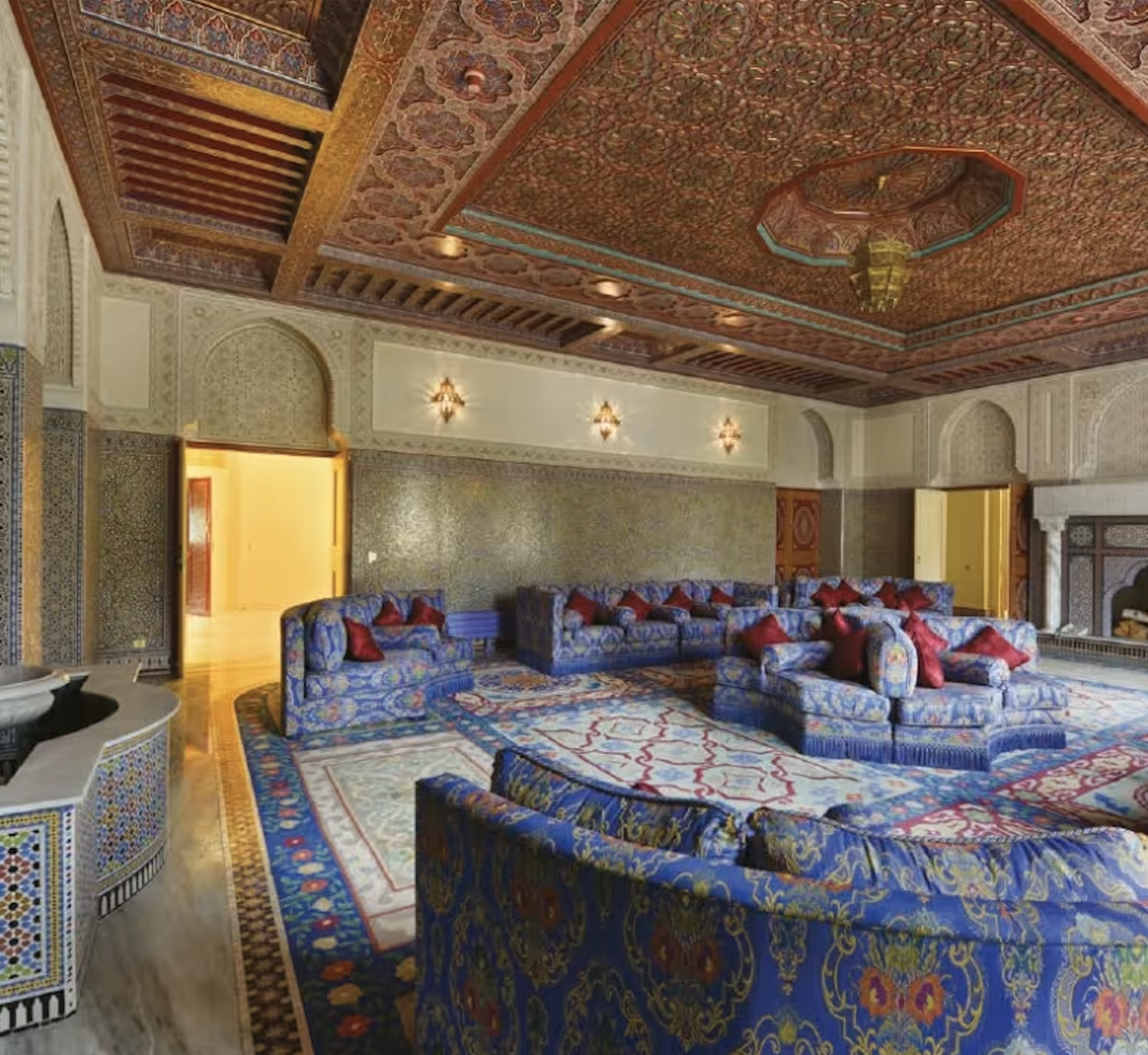 Le château appartenait auparavant à feu le roi Hassan II du Maroc, qui y a ajouté les styles de Fès et de Marrakech.