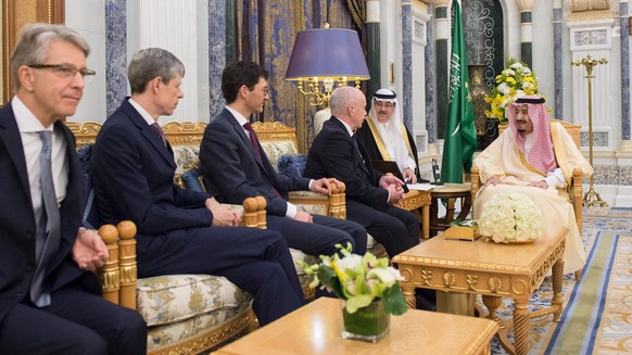 Der saudische Koenig Salman ibn Abd al-Aziz, rechts, empfaengt Bundesrat Ueli Maurer, Mitte, Staatssekretaer Joerg Gasser, 3.v.l. und Herbert Scheidt, links, Praesident der Schweizerischen Bankiervere ...