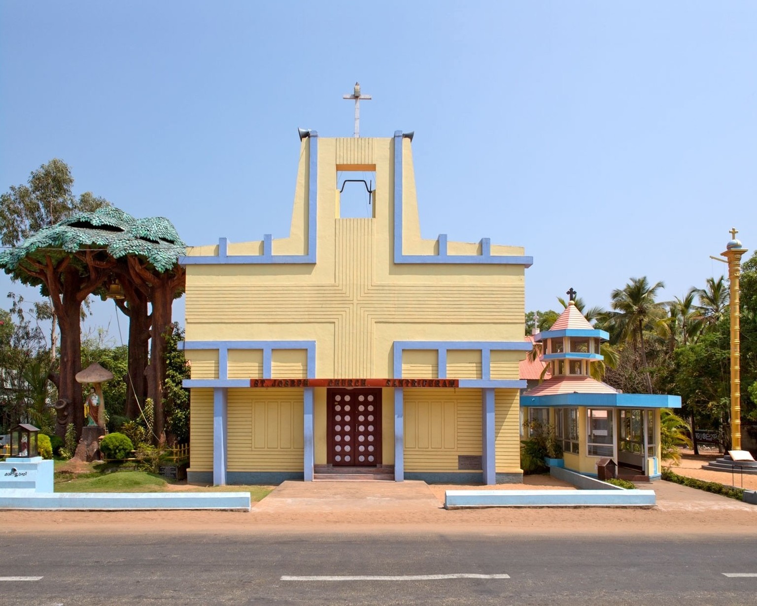 Hybrid Modernism. Churches in Kerala
2014- 2016



Nach der Unabhängigkeit im Jahr 1947 wollte sich die indische Kirche vom historisierenden Baustil der Kolonialherren differenzieren und nahm moderne  ...