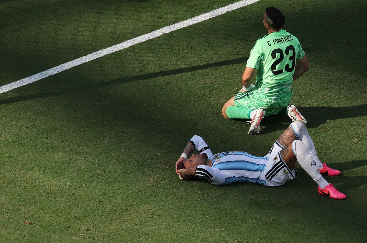 KEYPIX - epa13121554 Argentina goalkeeper Emiliano Martinez (top) and Nicolas Otamendi of Argentina react dejected after conceding the 1-0 goal during the FIFA World Cup 2026 final match Spain against ...