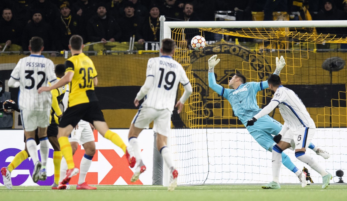 epa09599805 Young Boys' Silvan Hefti (2-L) scores the 3-2 goal against Atalanta's goalkeeper Juan Musso during the UEFA Champions League group F soccer match between BSC Young Boys Bern and  ...