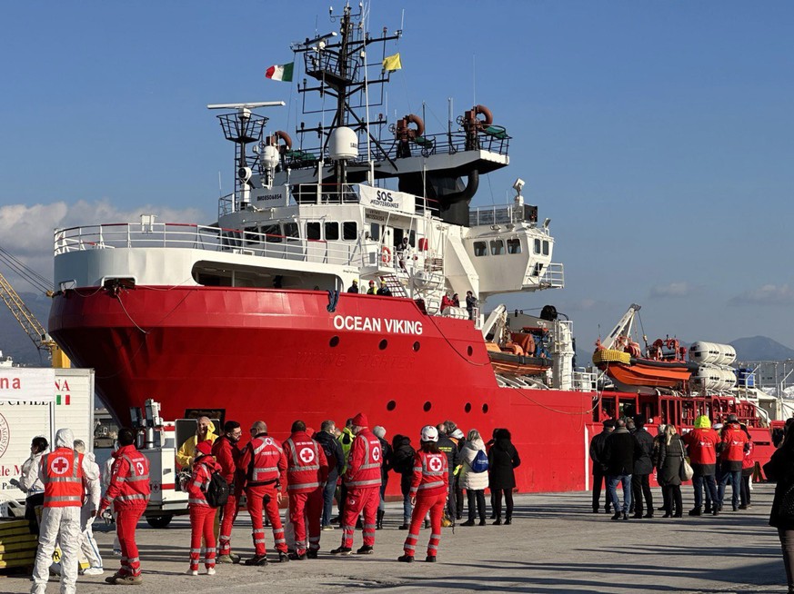 epa10438621 The Ocean Viking ship of the NGO &#039;Sos Mediterranee&#039; with 95 migrants onboard rescued off the coast of Libya docks at the port of Marina di Carrara, Italy, 29 January 2023. EPA/RI ...