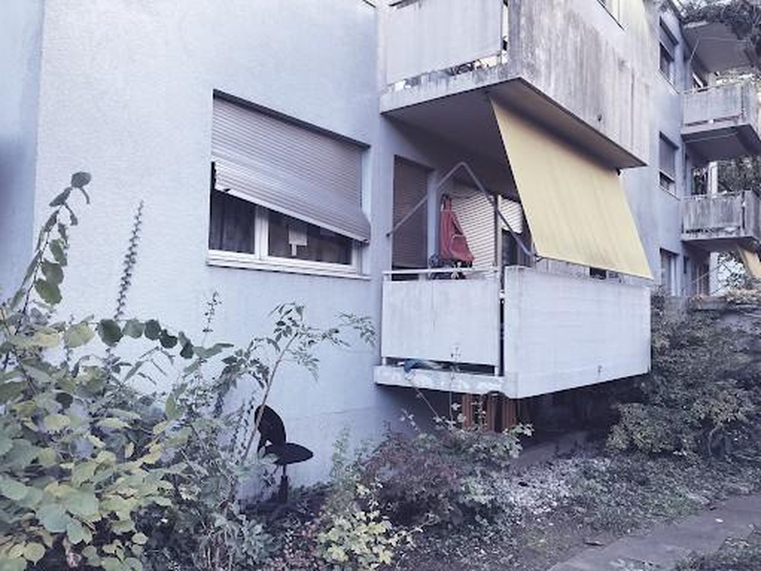 Der demolierte Rollladen und der Bürostuhl unter dem Fenster zeugen von den Ereignissen kurz vor Fulyas Tod.