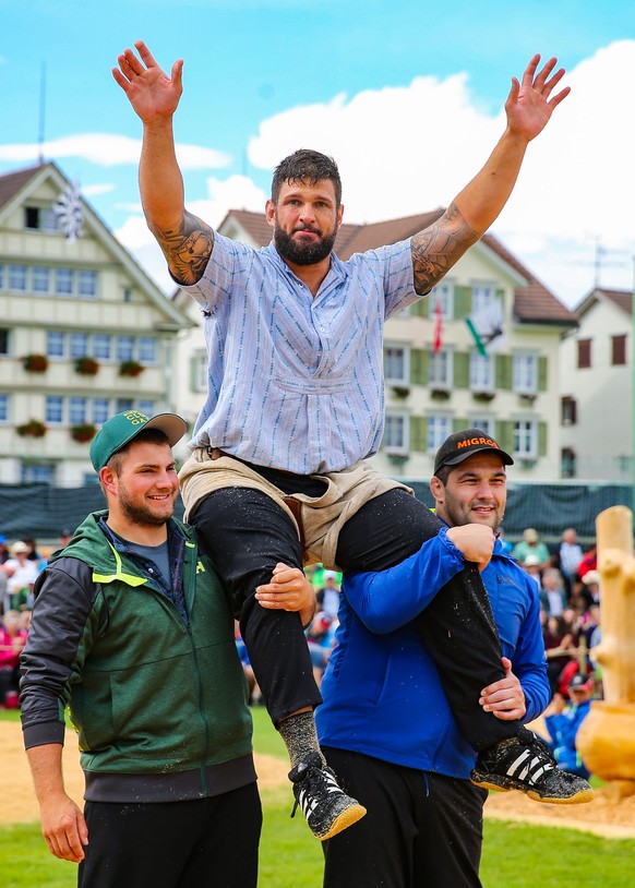 Der Einheimische Michael Bless, oben, gewinnt den Schlussgang gegen Markus Schlaepfer, nicht auf dem Bild, aufgenommen am Sonntag, 7. Juli 2019, beim Appenzeller Kantonalschwingfest auf dem Festgelaen ...