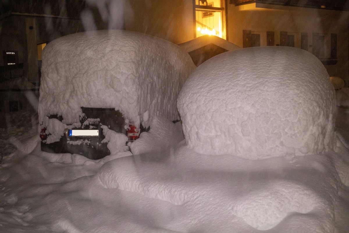 Schon der dritte massive Wintereinbruch in einem Monat sorgt f√ºr regelrechte Schneemassen in √ñsterreich. Seit den Donnerstagvormittagsstunden ist vor allem Ober√∂sterreich und die Hochlagen des Salz ...