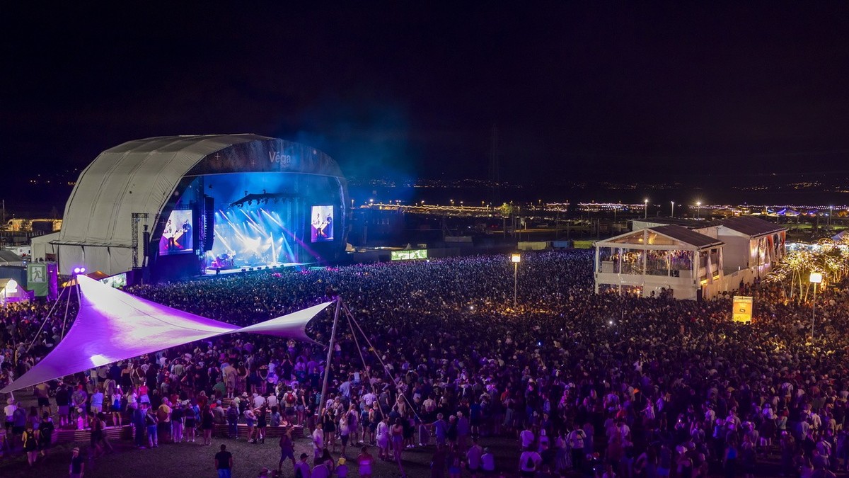 epa11493230 Festival goers listen as Jamaican singer Sean Paul performs on the Vega stage during the 46th Paleo Festival in Nyon, Switzerland, 23 July 2024. The Paleo is an open-air music festival run ...