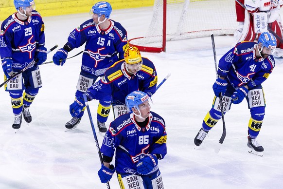 EHC Kloten Stuermer Tyler Morley und PostFinance Top Scorer Jonathan Ang feiern den Treffer zum 3-2 waehrend dem Eishockey-Meisterschaftsspiel der National League zwischen den Teams EHC Kloten und SC  ...
