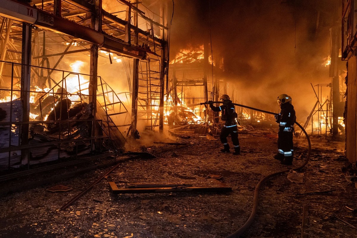 La malédiction des frappes aériennes: le 1er octobre, des pompiers ukrainiens luttent contre un incendie après un tir de roquette à Kharkiv.