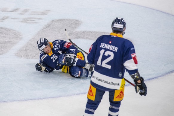 Reto Suri, links, von Zug verletzt sich beim Eishockey Playoff-Finalspiel, Spiel 5, der National League zwischen dem EV Zug und den ZSC Lions am Mittwoch, 27. April 2022 in Zug. (KEYSTONE/Urs Flueeler ...