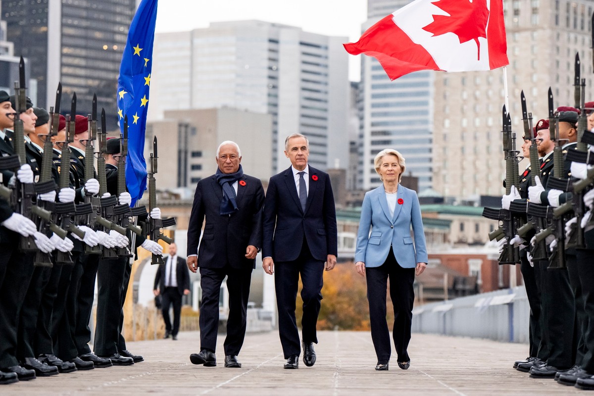 Canadian Prime Minister Mark Carney, centre, arrives at the Canada-EU Summit with President of the European Council, Antonio Costa, left, and President of the European Commission, Ursula von der Leyen ...