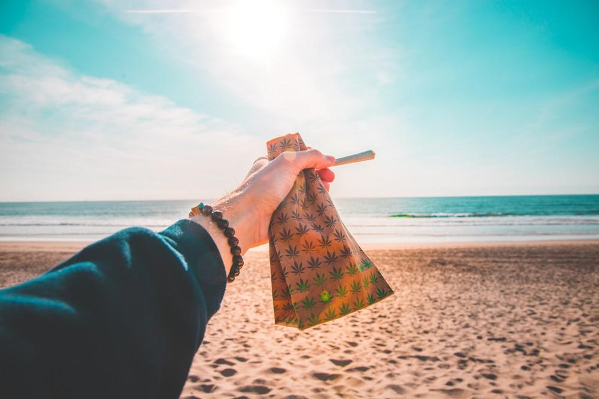 Los Angeles weed plage joint main homme