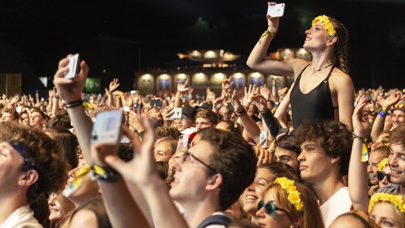 ARCHIVBILD ZUR ERLAUBNIS VON VERANSTALTUNGEN MIT MEHR ALS 1000 PERSONEN AB OKTOBER DURCH DEN BUNDESRAT, AM MITTWOCH, 12. AUGUST 2020 - Fans enjoy the concert with Macklemore at the Zuerich Openair in  ...