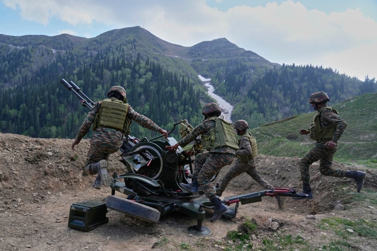 Des soldats de l'armée indienne effectuent un exercice militaire à un endroit non divulgué le long de la ligne de contrôle entre l'Inde et le Pakistan lors d'une tournée des médias au C ...