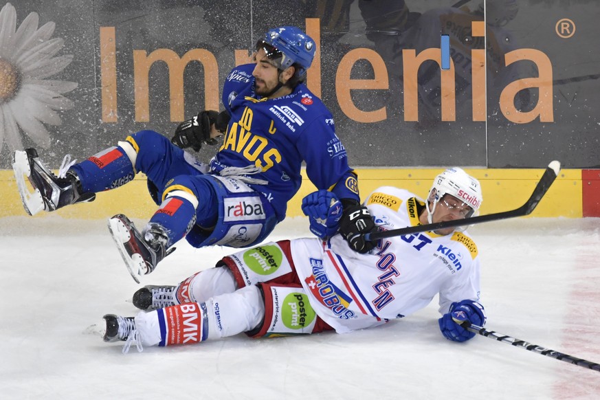 Der Davoser Andres Ambuehl, links, im Spiel gegen den Klotener Lukas Stoop, waehrend dem Eishockeyspiel der National League zwischen dem HC Davos und dem EHC Kloten, am Samstag, 13. Januar 2018, in de ...