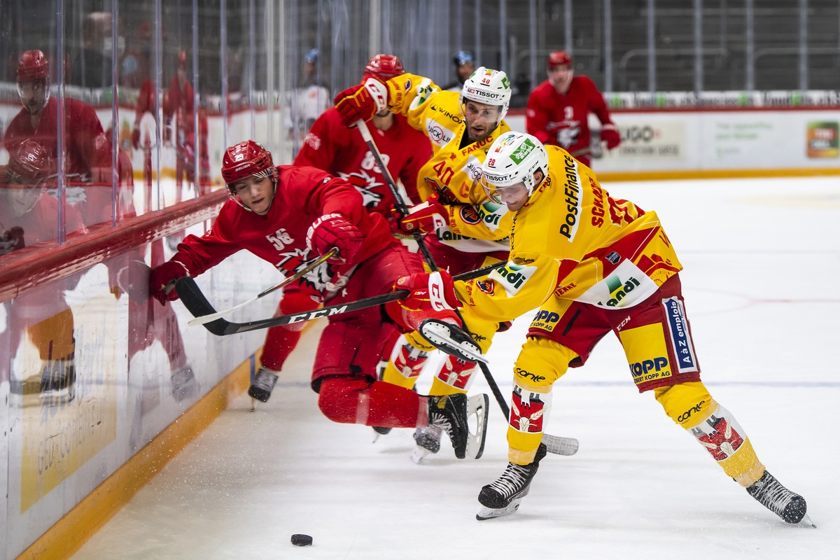 L'attaquant lausannois Paulin Mainot, gauche, lutte pour le puck avec le defenseur biennois Petteri Lindbohm, centre, et le l'attaquant biennois Elvis Schlaepfer, droite, lors d'un matc ...