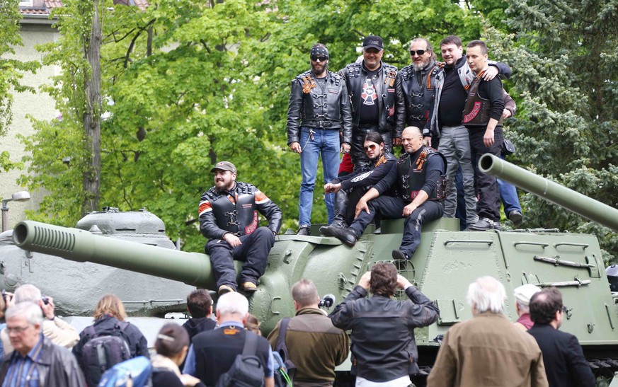 Erinnerungsfoto auf einem Rote-Armee-Panzer im Mai in Berlin.