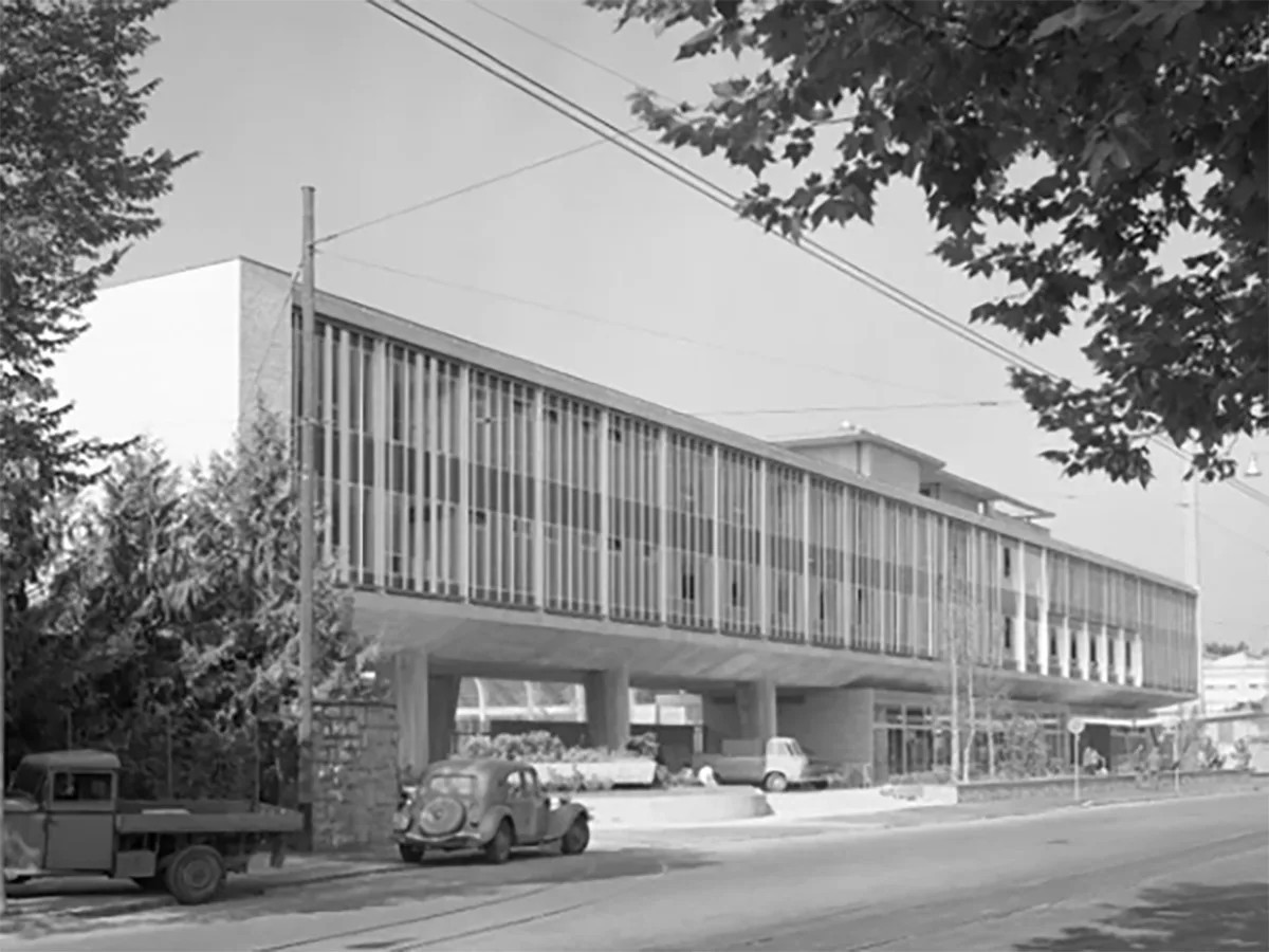 Die Tavaro-Werke an der Avenue de Châtelaine in Genf, 1957. In den 1930er-Jahren fertigte das Unternehmen militärtechnische Bauteile. Seine Entwicklungspläne gerieten auch ins Visier von Nina.
https:/ ...