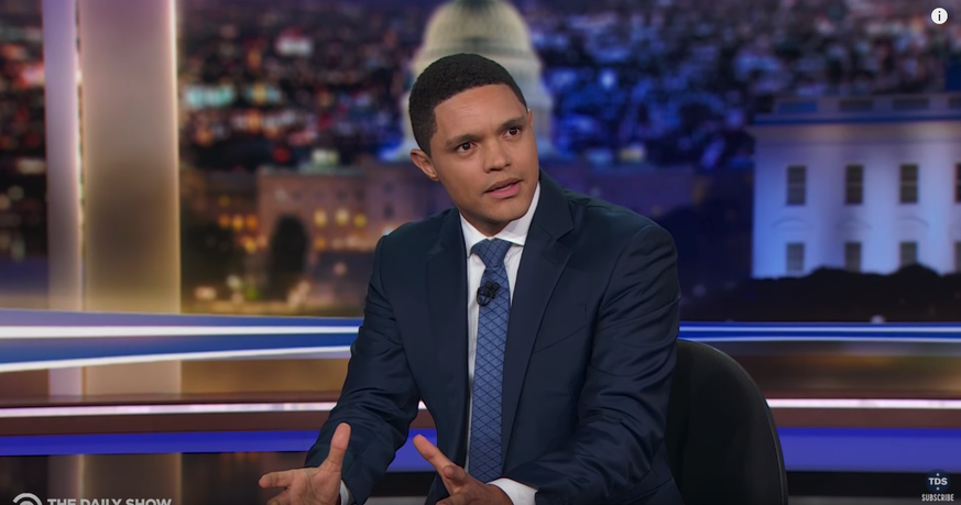 Trevor Noah nimmt sich in der Daily Show einem Argument der Waffen-Fans an.