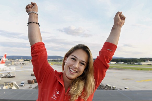 Turnerin Giulia Steingruber vor dem Abflug zu den Olympischen Sommerspielen in Rio de Janeiro auf dem Flughafen Zuerich in Kloten am Montag, 1. August 2016. (KEYSTONE/Walter Bieri)