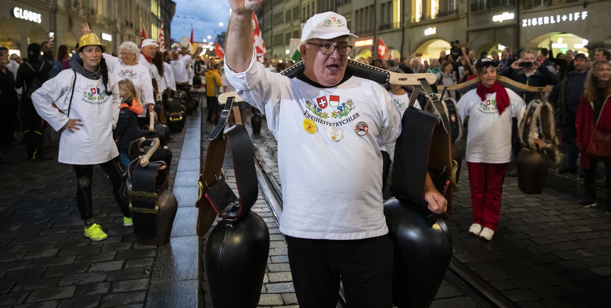 Die Freiheitstrychler waehrend einer Demonstration gegen die Massnahmen im Zusammenhang mit dem Coronavirus, am Donnerstag, 16. September 2021 in Bern. (KEYSTONE/Peter Klaunzer)