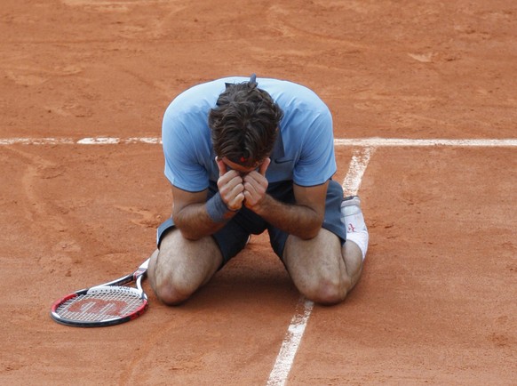 Federer sinkt nach dem Finalsieg gegen Robin Söderling auf die Knie …