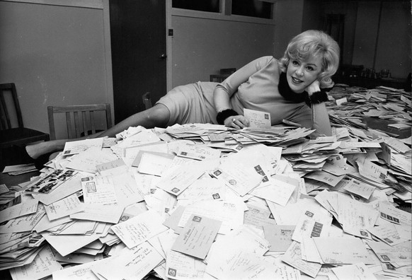 Bands / Komponisten / Instrumente / Musiker / Oper / Orchester / Schallplatten / S�nger / Songwriter / Symphonien 3. M�rz 1965 Kathy Kirby wirft einen Blick auf ihre Mail -Auswahl f�r den Eurovision S ...
