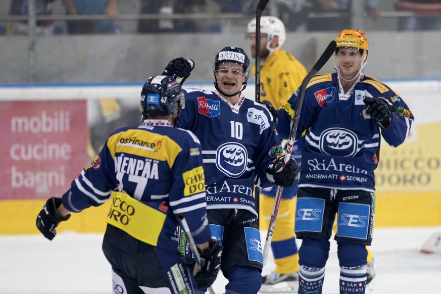 Ambris Janne Pesonen, Mitte, feiert das 1-2 Tor mit seinen Mitspielern, Mikko Maeenpaeae, links und Cory Emmerton, rechts, von links, beim Eishockey Meisterschaftsspiel der National League A zwischen  ...