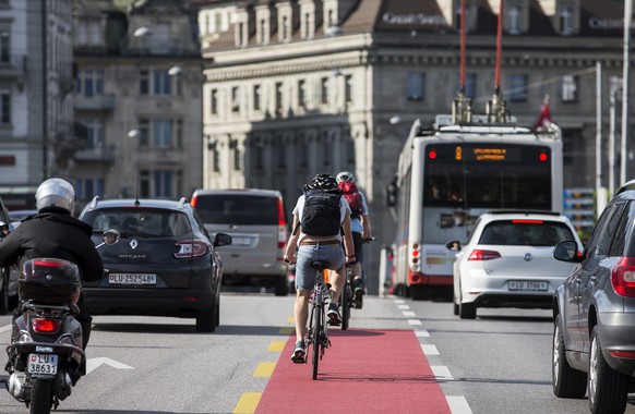 Taegliche Verkehrsueberlastung rund um das Seebecken in der Stadt Luzern, fotografiert am Dienstag, 29. Mai 2018. Die Projekte &quot;Bypass Luzern&quot; und &quot;Spange Nord&quot; soll das Stadtzentr ...