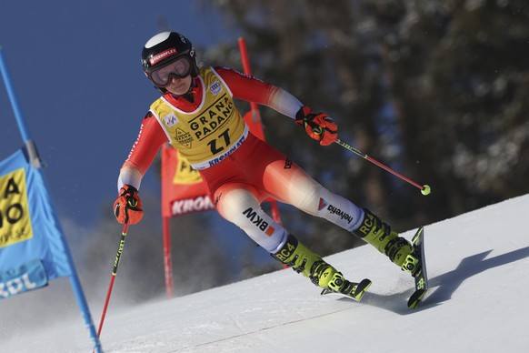 Switzerland&#039;s Simone Wild speeds down the course during an alpine ski, women&#039;s World Cup giant slalom, in Kronplatz, Italy, Wednesday, Jan. 25, 2023. (AP Photo/Alessandro Trovati)