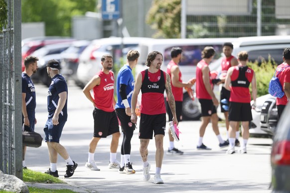 Marc Gutbub (mitte) kommt zum ersten Trainings des FC Thun, fotografiert am Montag, 15. Juni 2026 in Thun. (KEYSTONE/Christian Beutler).
