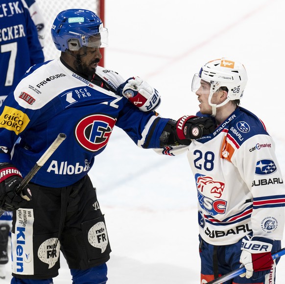 Dave Sutter (HCFG), links, kaempft um den Puck mit Jesper Froeden (ZSC) im Spiel der Eishockey National League zwischen Fribourg-Gotteron, HCFG, und ZSC Lions, ZSC, vom Freitag, 3. Januar 2025 in Bcf  ...