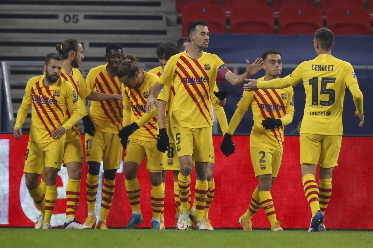Barcelona's Antoine Griezmann, center left, celebrates after scoring his side's opening goal during the Champions League group G soccer match between Ferencvaros and Barcelona at the Ferenc  ...