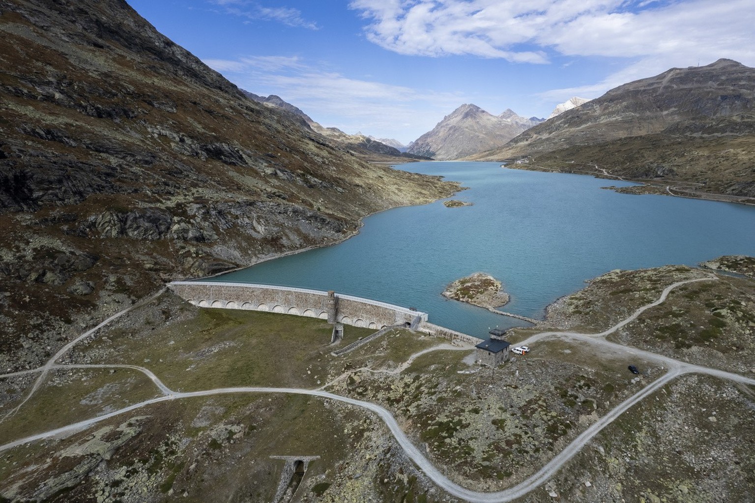 Blick auf die Staumauer des Energieunternehmens Repower am Lago Bianco auf dem Berninapass, aufgenommen am Donnerstag, 28. September 2023, in Poschiavo. (KEYSTONE/Gian Ehrenzeller)